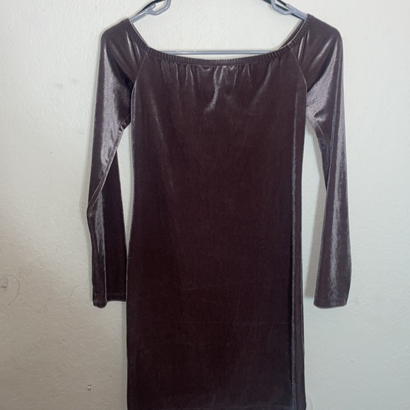 Forever 21 Women’s Off the Shoulder Long Sleeve Velvet Mini Dress Size Medium - Picture 5 of 6
